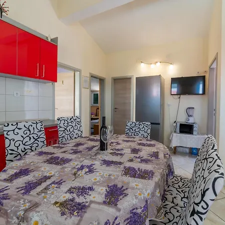 Appartamento With Hot Tub - 18898 Makarska